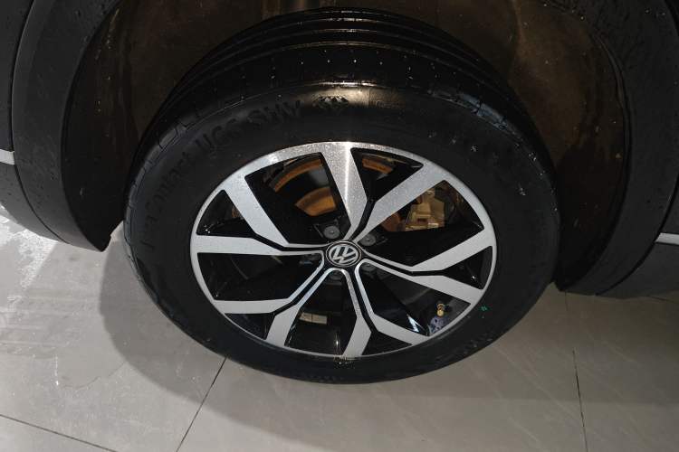 Used Volkswagen Teramont 2017 530 V6 Four-Wheel Drive Luxury Edition Right Rear Wheel Hub