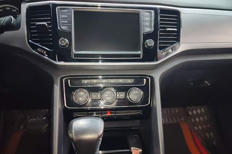 Used Volkswagen Teramont 2017 330TSI Two-Wheel-Drive Luxury Edition Audio And AC Panel