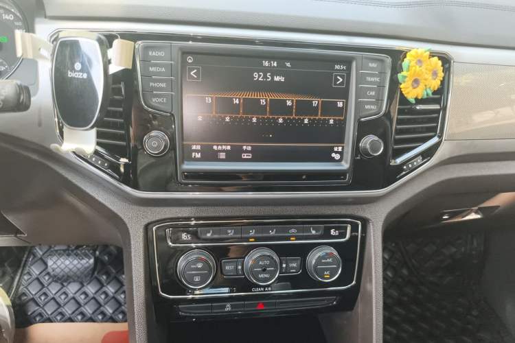 Used Volkswagen Teramont 2017 330TSI Two-Wheel-Drive Luxury Edition Audio And AC Panel