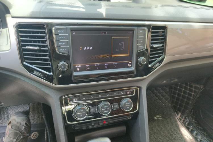 Used Volkswagen Teramont 2017 330TSI Two-Wheel-Drive Luxury Edition Audio And AC Panel