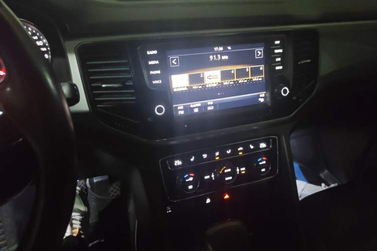 Used Volkswagen Teramont 2017 380TSI Four-Wheel Drive Luxury Edition Audio And AC Panel