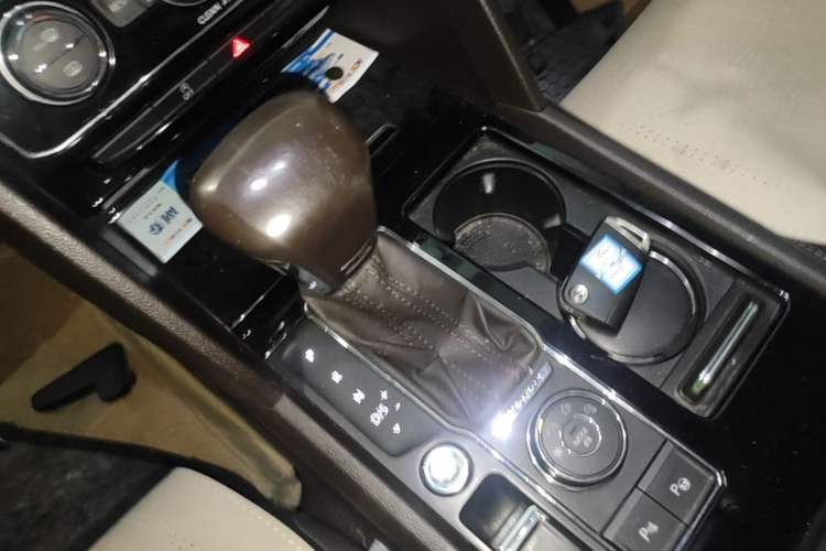 Used Volkswagen Teramont 2017 530 V6 Four-Wheel Drive Luxury Edition Gear Lever