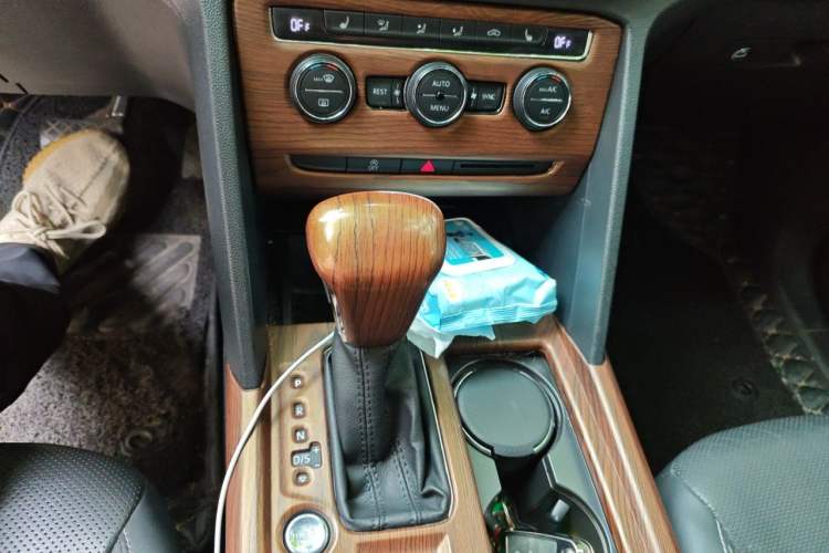 Used Volkswagen Teramont 2017 330TSI Two-Wheel-Drive Luxury Edition Gear Lever