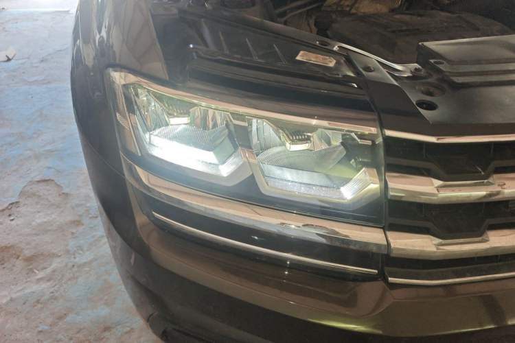Used Volkswagen Teramont 2017 330TSI Two-Wheel-Drive Comfort Edition Right Front Headlight