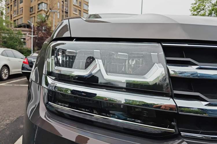 Used Volkswagen Teramont 2017 330TSI Two-Wheel-Drive Luxury Edition Right Front Headlight