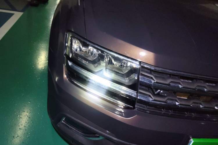 Used Volkswagen Teramont 2017 530 V6 Four-Wheel Drive Luxury Edition Right Front Headlight