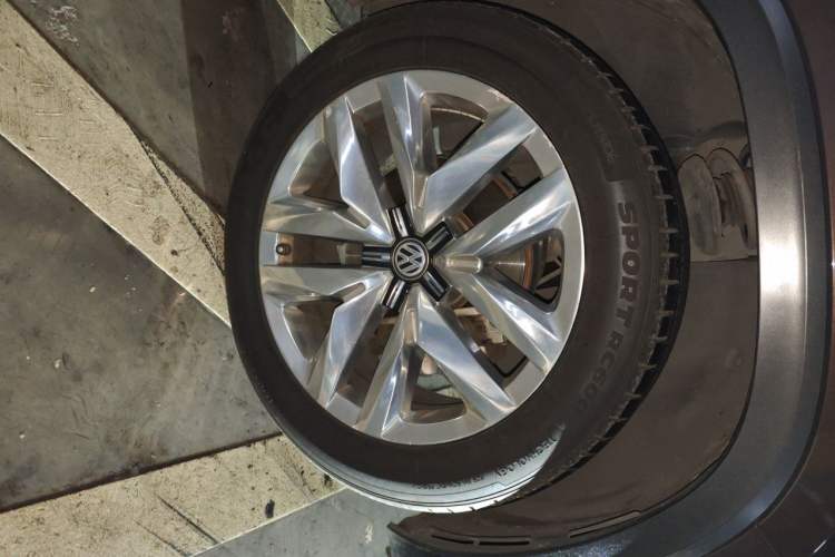 Used Volkswagen Teramont 2017 530 V6 Four-Wheel Drive Supreme Flagship Edition Right Front Wheel Hub