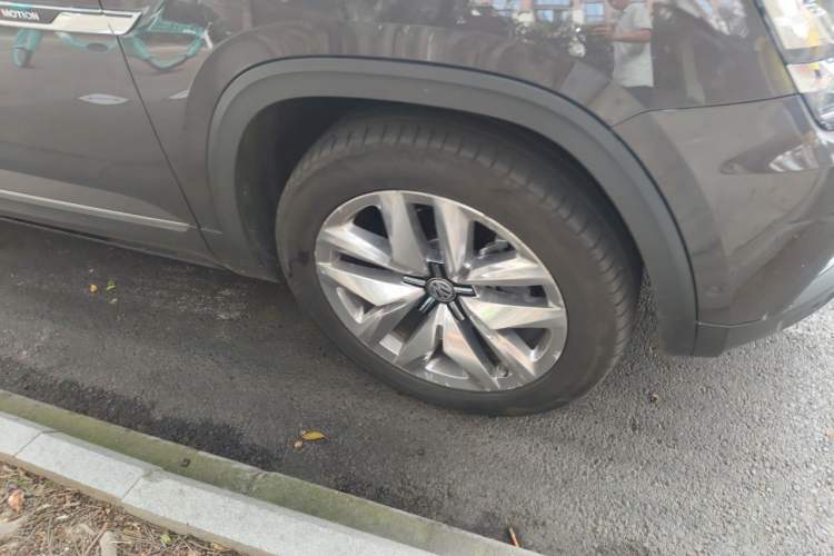Used Volkswagen Teramont 2017 530 V6 Four-Wheel Drive Flagship Edition Right Front Wheel Hub