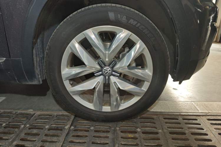 Used Volkswagen Teramont 2017 380TSI Four-Wheel Drive Flagship Edition Right Front Wheel Hub