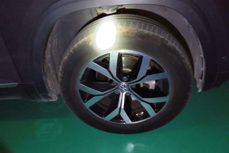 Used Volkswagen Teramont 2017 530 V6 Four-Wheel Drive Luxury Edition Right Front Wheel Hub