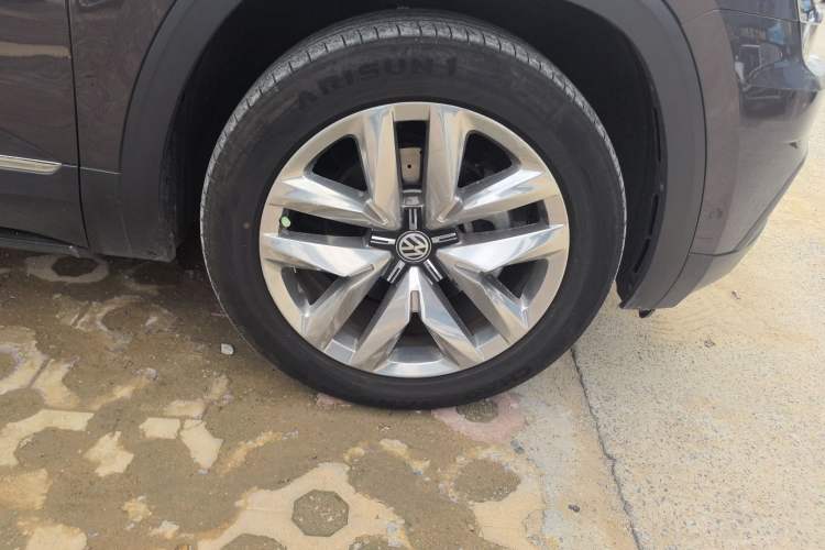 Used Volkswagen Teramont 2017 380TSI Four-Wheel Drive Flagship Edition Right Front Wheel Hub