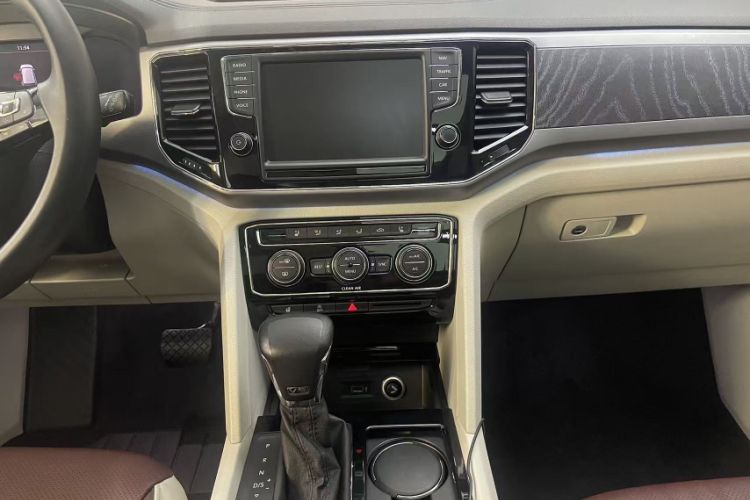 Used Volkswagen Teramont 2017 530 V6 Four-Wheel Drive Supreme Flagship Edition Audio And AC Panel