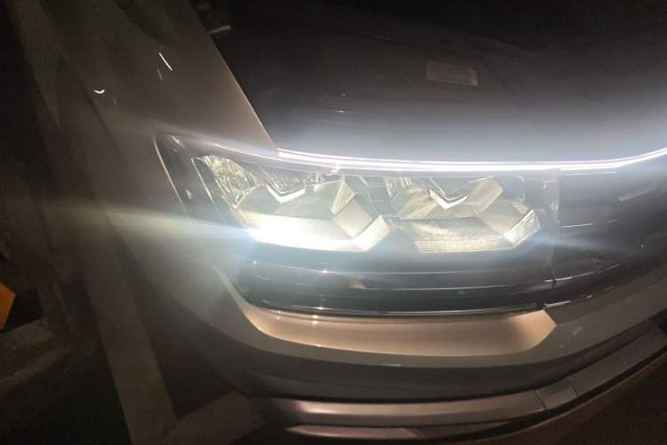Used Volkswagen Teramont 2017 330TSI Two-Wheel-Drive Luxury Edition Right Front Headlight