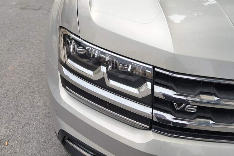 Used Volkswagen Teramont 2017 530 V6 Four-Wheel Drive Luxury Edition Right Front Headlight
