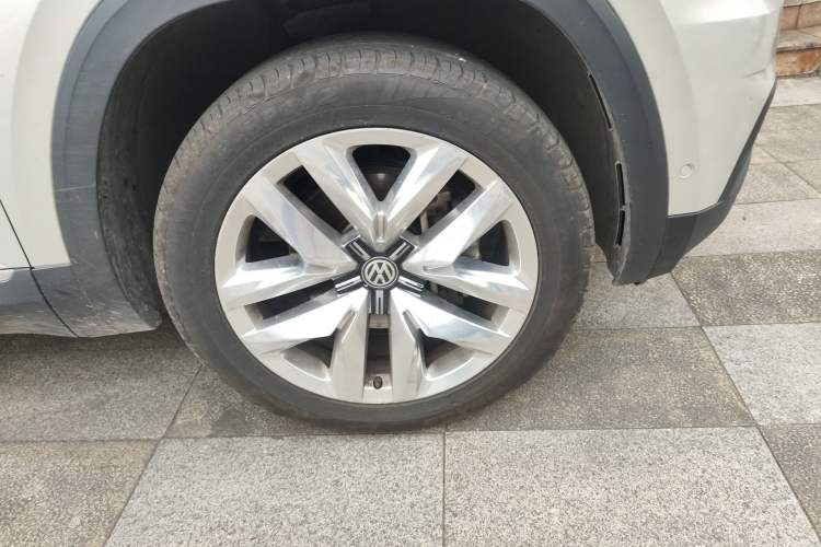 Used Volkswagen Teramont 2017 330TSI Two-Wheel-Drive Flagship Edition Right Front Wheel Hub
