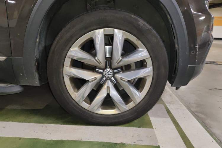Used Volkswagen Teramont 2017 380TSI Four-Wheel Drive Flagship Edition Right Front Wheel Hub