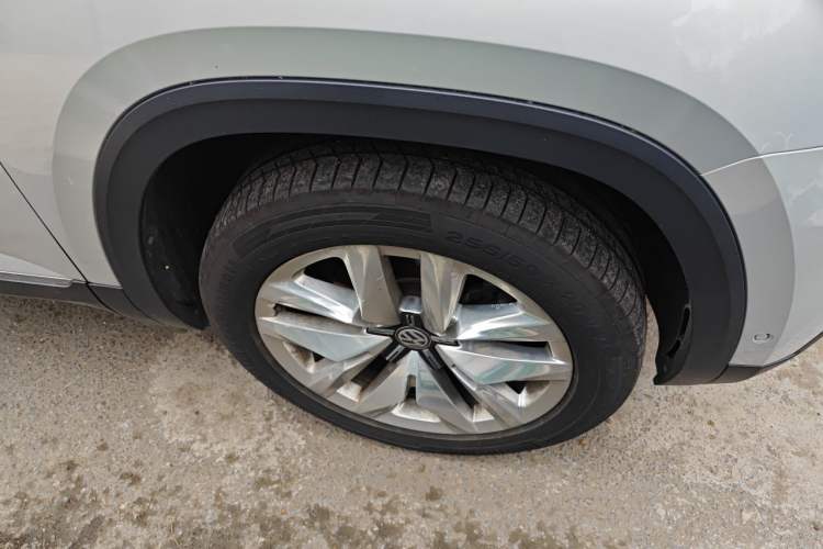 Used Volkswagen Teramont 2017 530 V6 Four-Wheel Drive Flagship Edition Right Front Wheel Hub