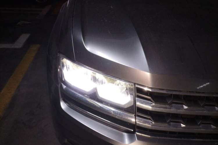 Used Volkswagen Teramont 2017 330TSI Two-Wheel-Drive Luxury Edition Right Front Headlight