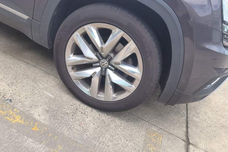 Used Volkswagen Teramont 2017 330TSI Two-Wheel-Drive Flagship Edition Right Front Wheel Hub