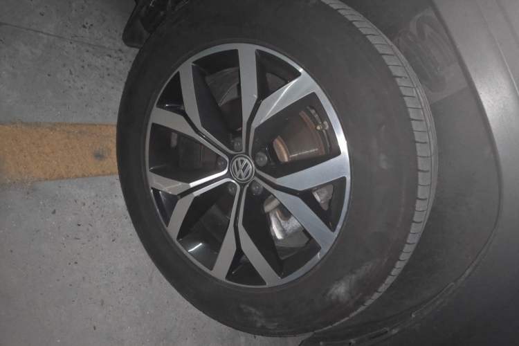 Used Volkswagen Teramont 2017 530 V6 Four-Wheel Drive Luxury Edition Right Front Wheel Hub