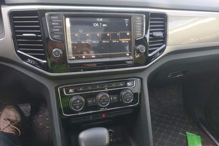 Used Volkswagen Teramont 2017 330TSI Two-Wheel-Drive Luxury Edition Audio And AC Panel