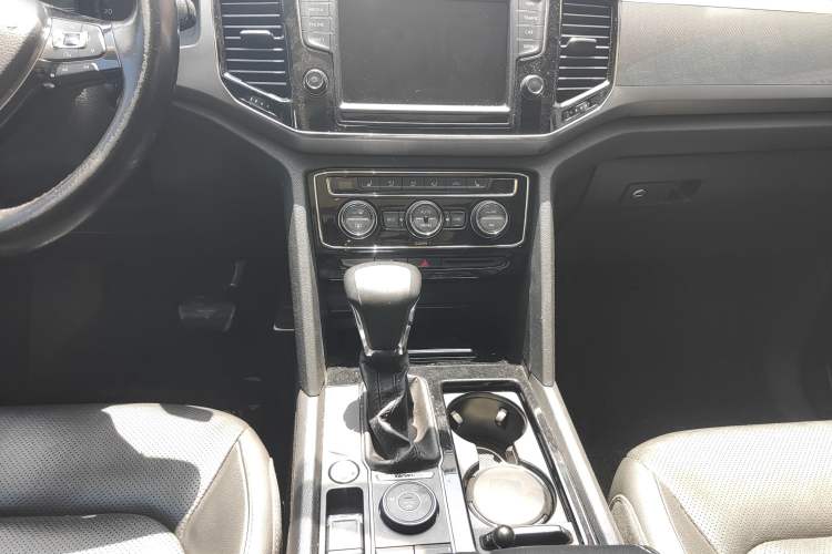 Used Volkswagen Teramont 2017 380TSI Four-Wheel Drive Luxury Edition Audio And AC Panel