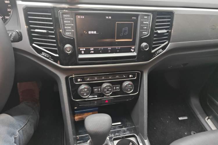 Used Volkswagen Teramont 2017 530 V6 Four-Wheel Drive Luxury Edition Audio And AC Panel