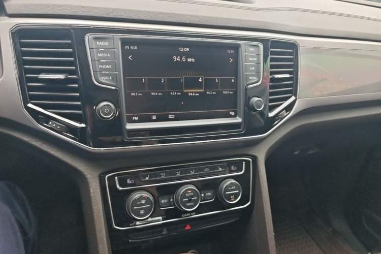 Used Volkswagen Teramont 2017 530 V6 Four-Wheel Drive Luxury Edition Audio And AC Panel