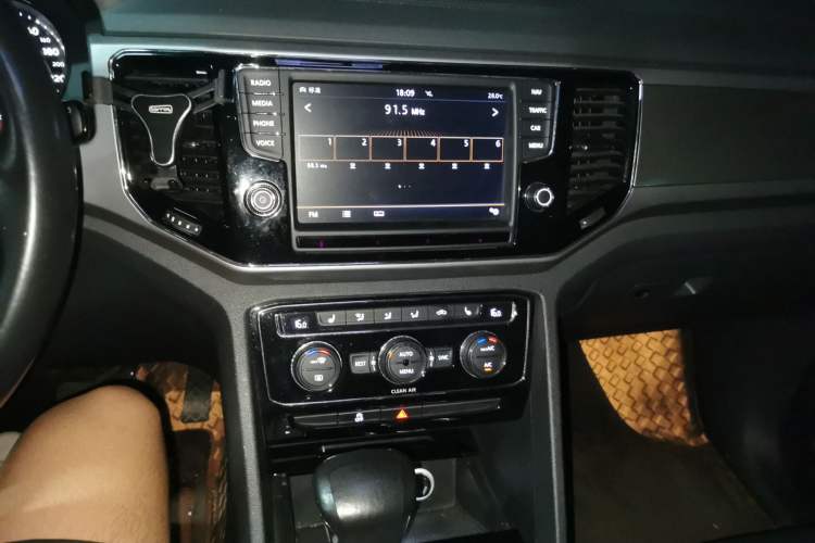 Used Volkswagen Teramont 2017 380TSI Four-Wheel Drive Luxury Edition Audio And AC Panel