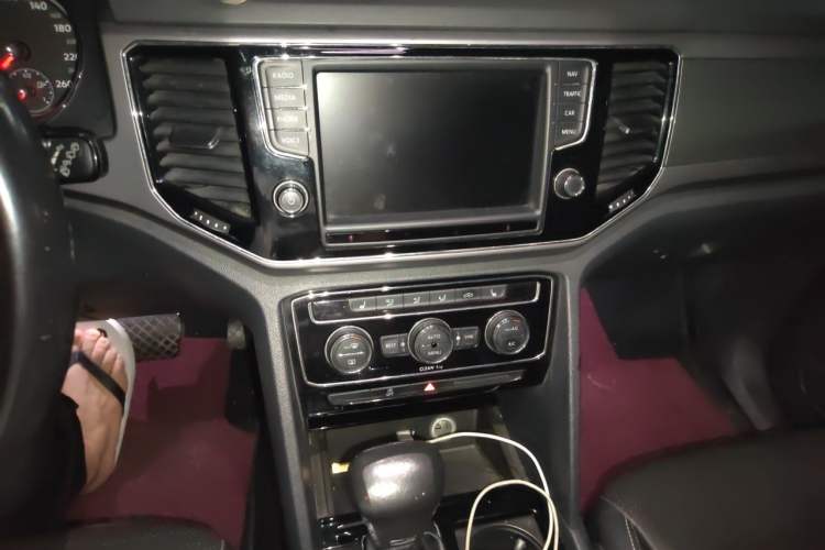 Used Volkswagen Teramont 2017 530 V6 Four-Wheel Drive Luxury Edition Audio And AC Panel