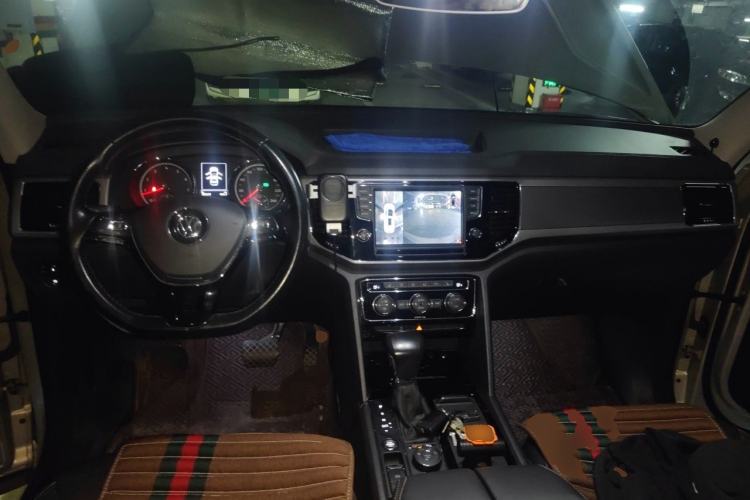 Used Volkswagen Teramont  Center Console