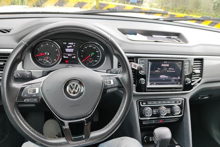 Used Volkswagen Teramont 2017 330TSI Two-Wheel-Drive Luxury Edition Center Console