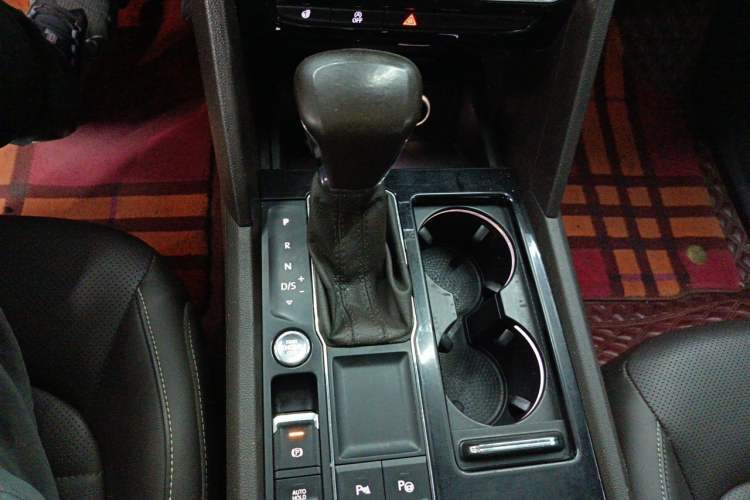 Used Volkswagen Teramont 2017 330TSI Two-Wheel-Drive Flagship Edition Gear Lever