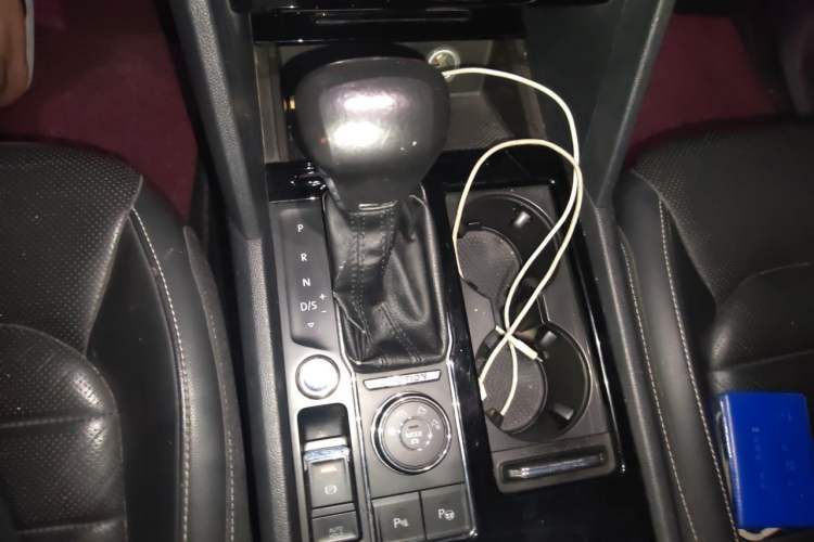 Used Volkswagen Teramont 2017 530 V6 Four-Wheel Drive Luxury Edition Gear Lever