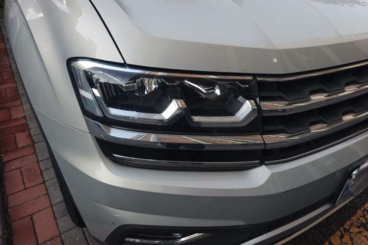 Used Volkswagen Teramont 2017 330TSI Two-Wheel-Drive Luxury Edition Right Front Headlight