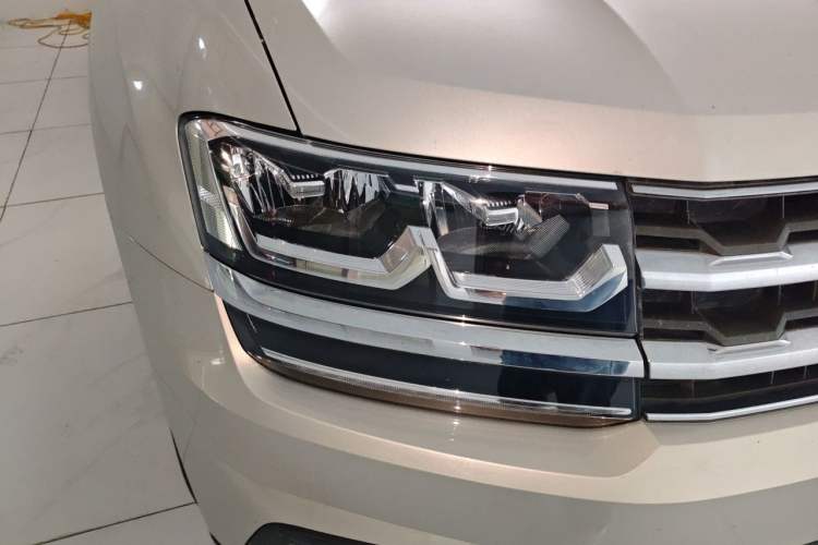 Used Volkswagen Teramont 2017 330TSI Two-Wheel-Drive Luxury Edition Right Front Headlight