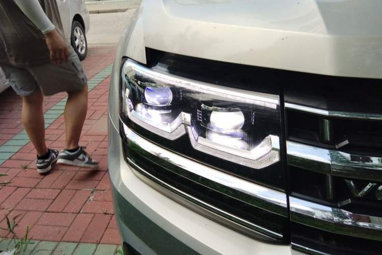 Used Volkswagen Teramont 2017 530 V6 Four-Wheel Drive Supreme Flagship Edition Right Front Headlight
