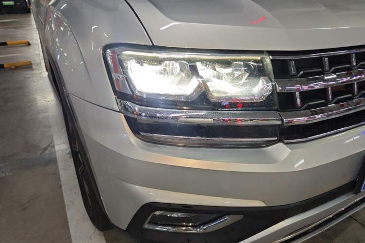 Used Volkswagen Teramont 2017 330TSI Two-Wheel-Drive Luxury Edition Right Front Headlight