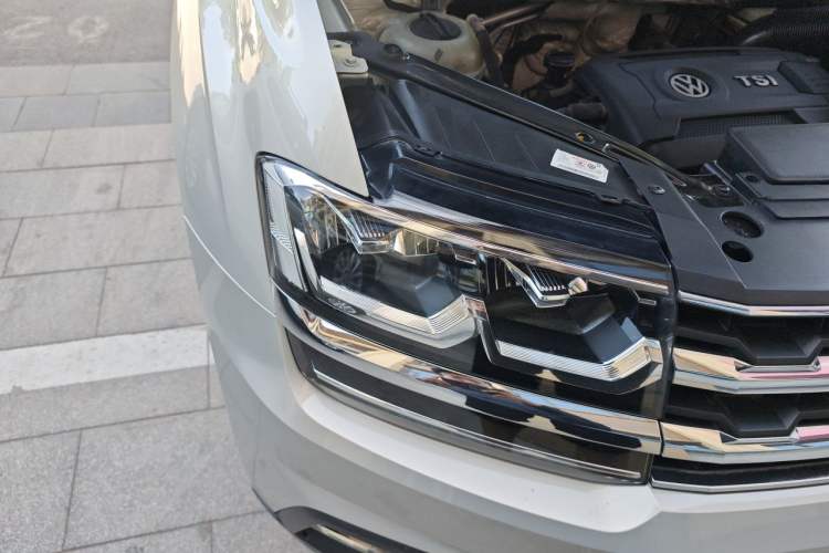 Used Volkswagen Teramont 2017 380TSI Four-Wheel Drive Luxury Edition Right Front Headlight