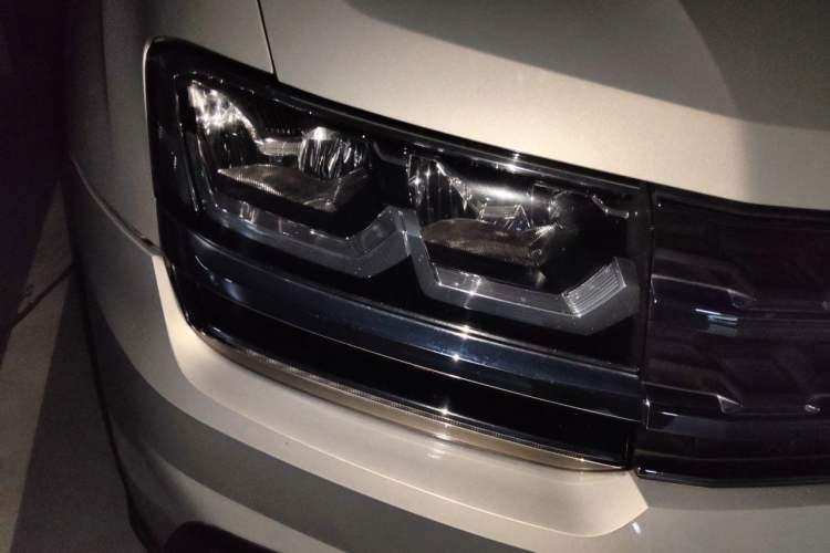 Used Volkswagen Teramont 2017 330TSI Two-Wheel-Drive Luxury Edition Right Front Headlight