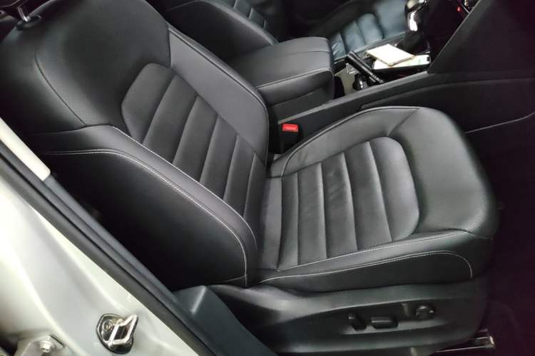 Used Volkswagen Teramont 2017 330TSI Two-Wheel-Drive Luxury Edition Right Front Seat