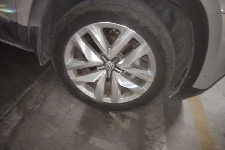 Used Volkswagen Teramont 2017 380TSI Four-Wheel Drive Flagship Edition Right Front Wheel Hub