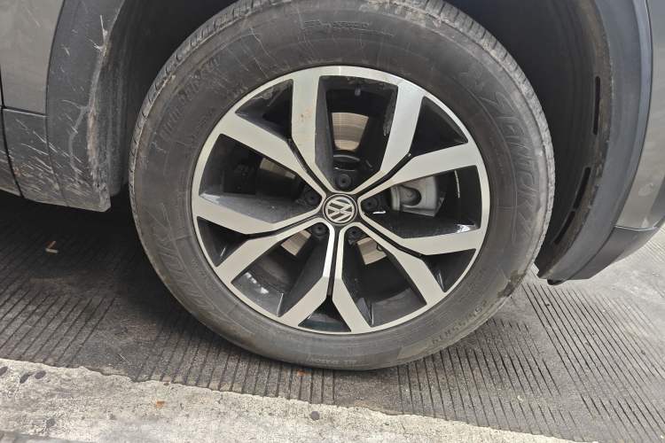 Used Volkswagen Teramont 2017 530 V6 Four-Wheel Drive Luxury Edition Right Front Wheel Hub
