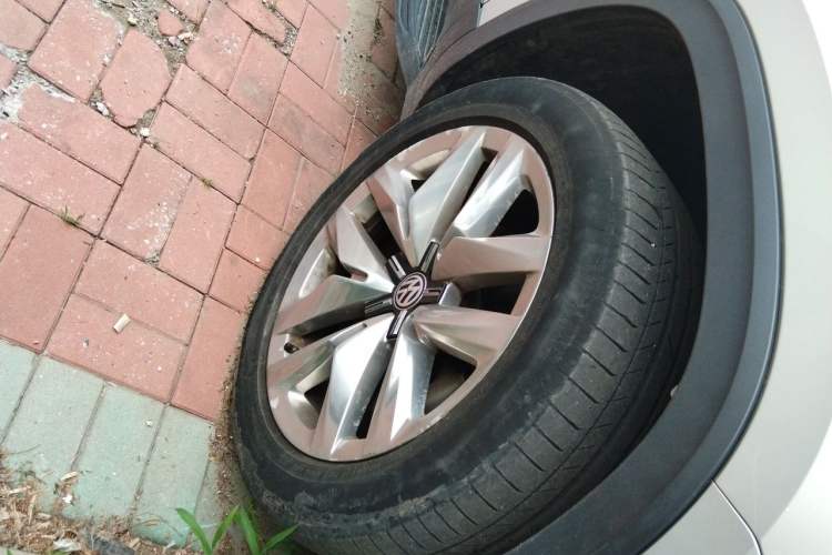 Used Volkswagen Teramont 2017 530 V6 Four-Wheel Drive Supreme Flagship Edition Right Front Wheel Hub