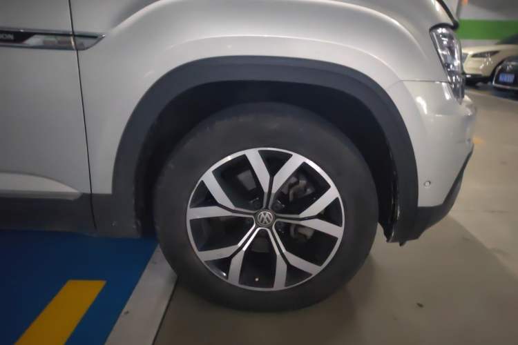Used Volkswagen Teramont 2017 530 V6 Four-Wheel Drive Luxury Edition Right Front Wheel Hub