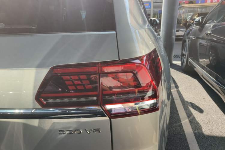 Used Volkswagen Teramont 2017 530 V6 Four-Wheel Drive Supreme Flagship Edition Right Rear Taillight