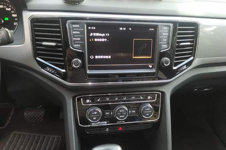 Used Volkswagen Teramont 2017 380TSI Four-Wheel Drive Luxury Edition Audio And AC Panel