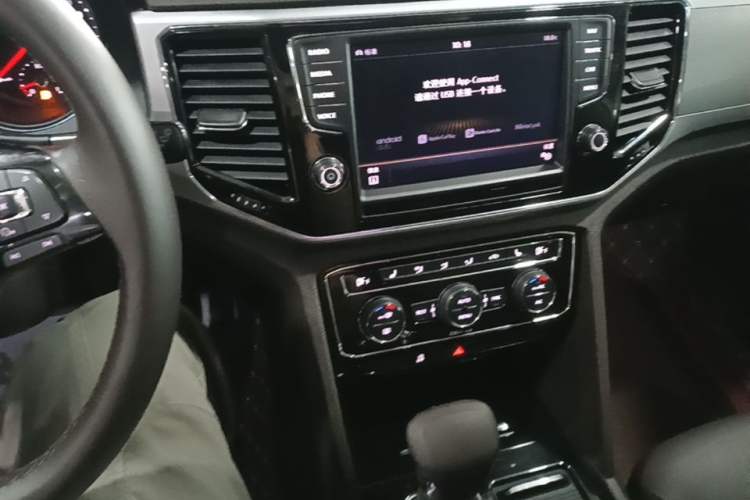 Used Volkswagen Teramont 2017 380TSI Four-Wheel Drive Luxury Edition Audio And AC Panel