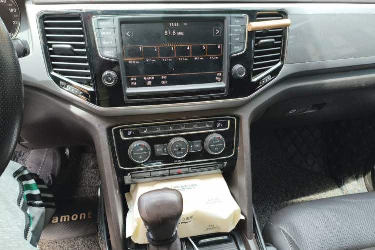 Used Volkswagen Teramont 2017 380TSI Four-Wheel Drive Luxury Edition Audio And AC Panel