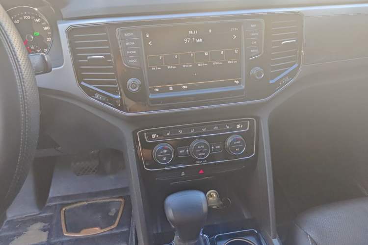 Used Volkswagen Teramont 2017 330TSI Two-Wheel-Drive Luxury Edition Audio And AC Panel
